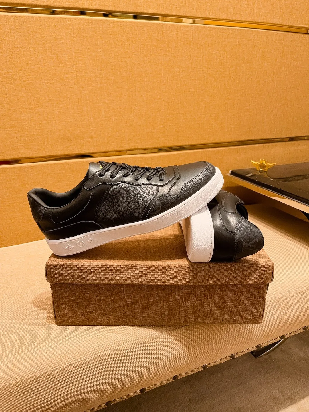 Men's shoes💰 400💰[LV]🔥Louis Vuitton, high-end men's shoes brand, official website 1:1 latest masterpiece: the upper is made of Italian imported first-layer cowhide with a comfortable and breathable lining➕original non-slip and wear-resistant outsole🔥, making walking more convenient and comfortable! An exclusive new model, a stunning work, a beautiful 1:1 replica [color] compared to the official quality! Create a fashionable personality to set off your uniqueness! A must-have for trendy men! Classic🔥Size: 38-44 Color: 🔥Multiple colors available🔥